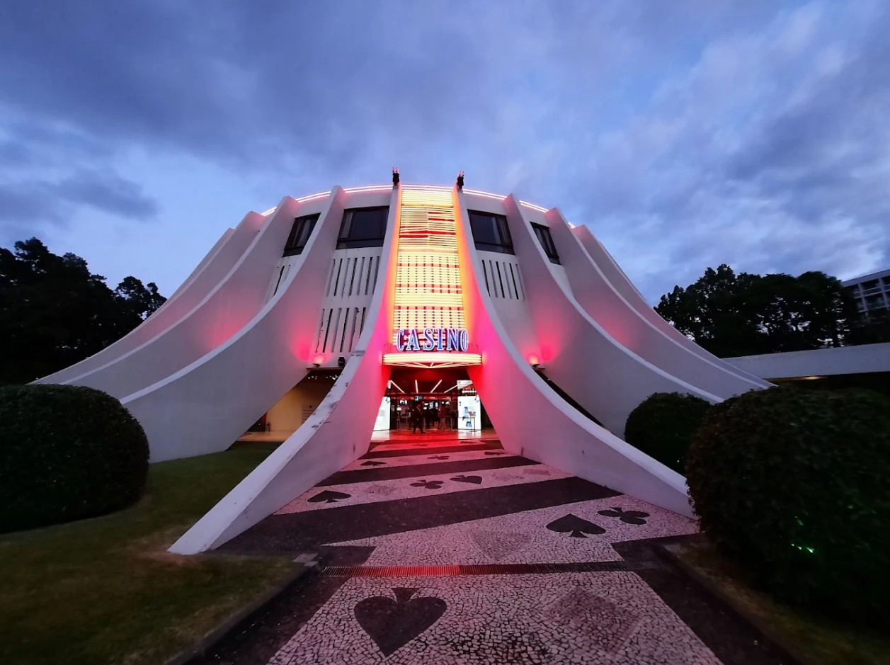 Entrada do Casino da Madeira ao entardecer